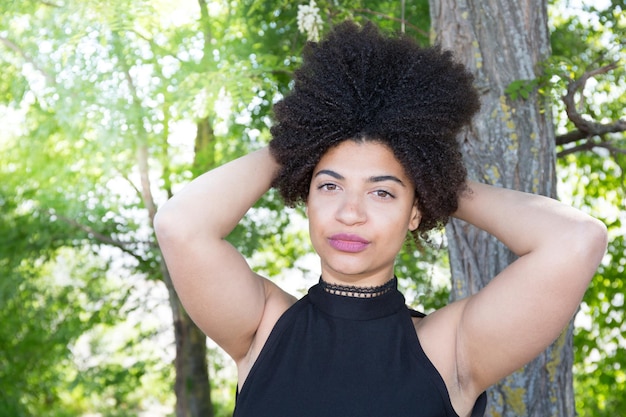 Jak przyciemnić włosy naturalnie? Metody i wskazówki