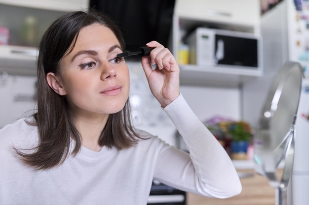 Jak przykleić sztuczne rzęsy – Przewodnik krok po kroku